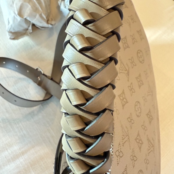 Louis Vuitton Beaubourg Hobo MM Color: Galet - Picture 9 of 9